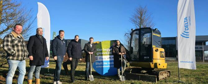 6 mannen staan voor grafmachine vanwege start aanleg glasvezel op bedrijventerrein Ommen